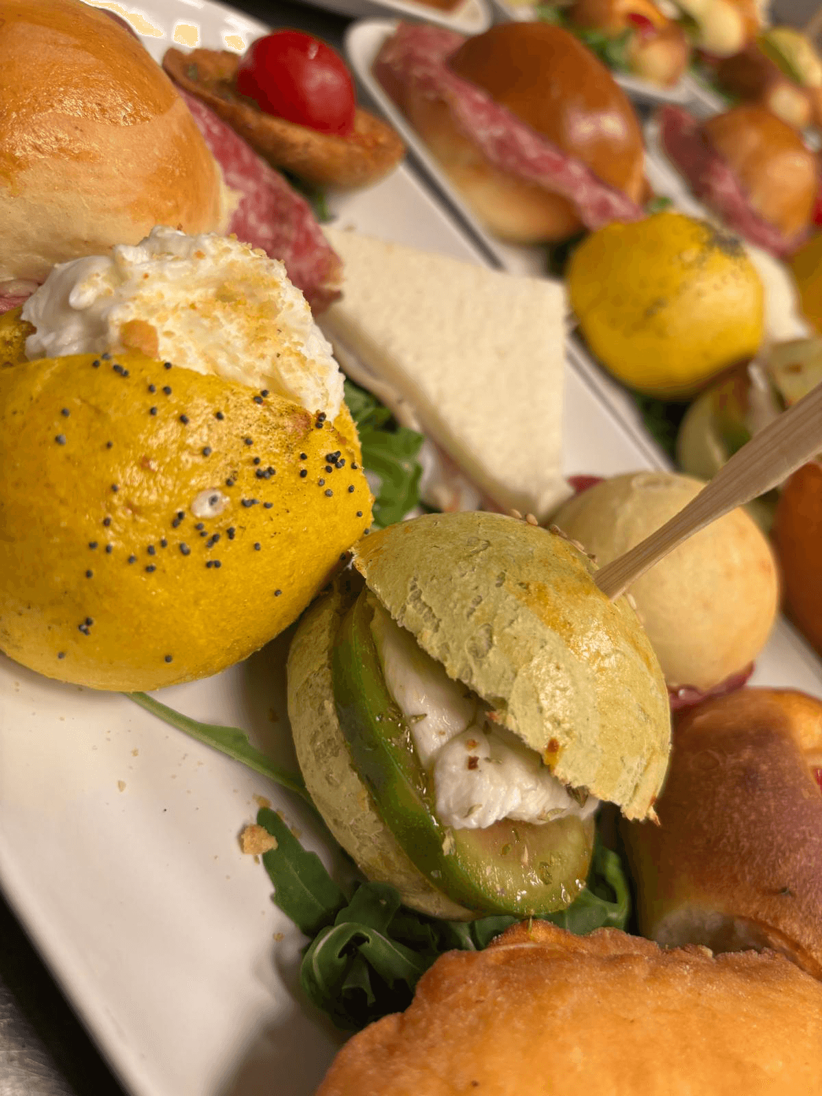 Selezione di aperitivi serviti con finger food